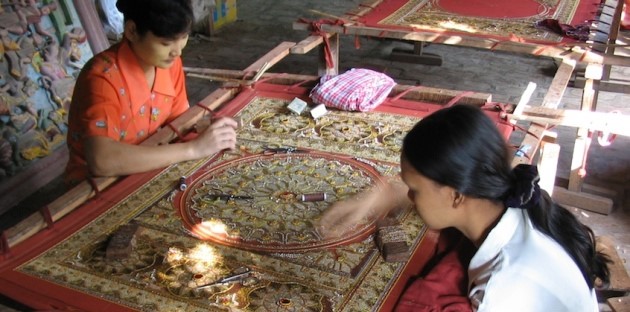 Tourists Finding Satisfaction From Best Myanmar Tours With Shopping Handicrafts