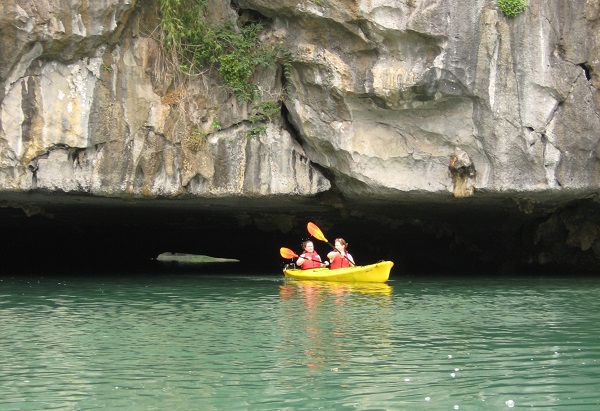 Halong kayaking tour