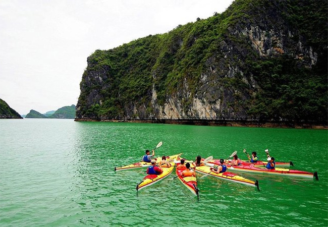 halong kayaking